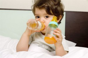 Giải đáp thắc mắc: Trẻ bị sốt uống nước cam được không?