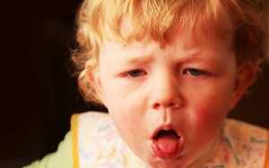 Trẻ bị viêm phổi cấp tính phải làm sao?